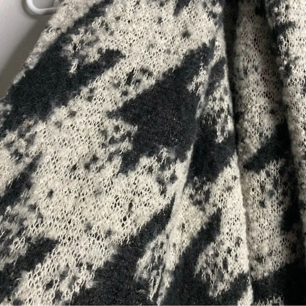 Modena Soft Chunky Knit Black and White Patterned Scarf